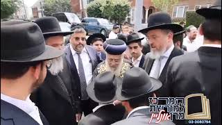 מנהיג הדור מרן הראש"ל רבינו יצחק יוסף נפגש עם ראש ישיבת חברון הג"ר דוד כהן ברחובות ארצות הברית (מורשת מרן) - התמונה מוצגת ישירות מתוך אתר האינטרנט יוטיוב. זכויות היוצרים בתמונה שייכות ליוצרה. קישור קרדיט למקור התוכן נמצא בתוך דף הסרטון