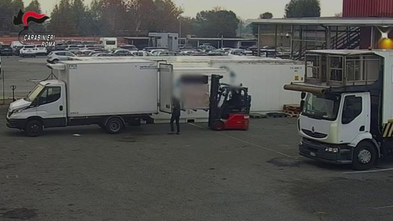 Furto di derrate alimentari destinate ai pasti in aereo, 4 arresti a Fiumicino