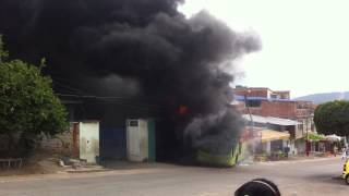 preview picture of video 'Increíble Incendio de Metrolinea en Piedecuesta 03/04/14'