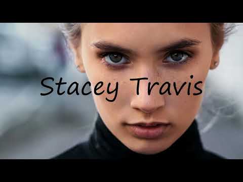 How to pronounce Stacey Travis in English?