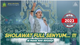 Download lagu Sholawat Full Senyum... !!! - Al Habib Alwi Alhabsyi mp3