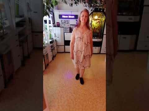 Neon Moon, 34 Count, 2 Wall, Beginner Line Dance, Musik: Brooks & Dunn