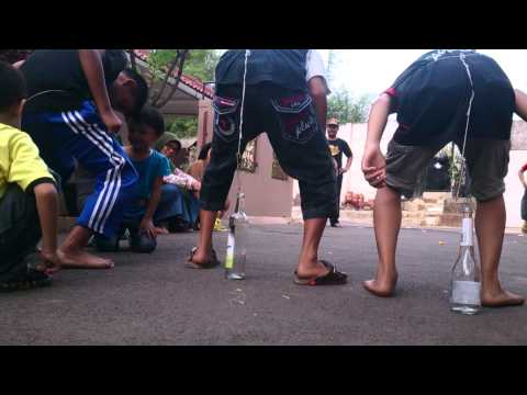 Perlombaan 17 Agustus _memasukan paku ke botol