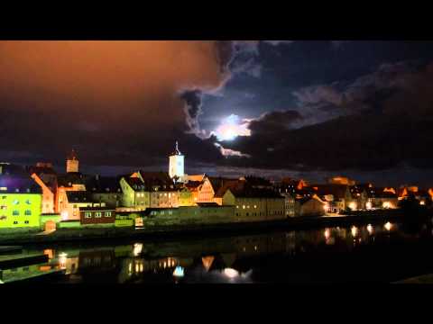 Wolkenfelder über nächtlicher Regensburger Altstadt - Timelapse