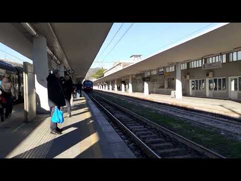Transito treno Genova - Ventimiglia alla stazione di Savona