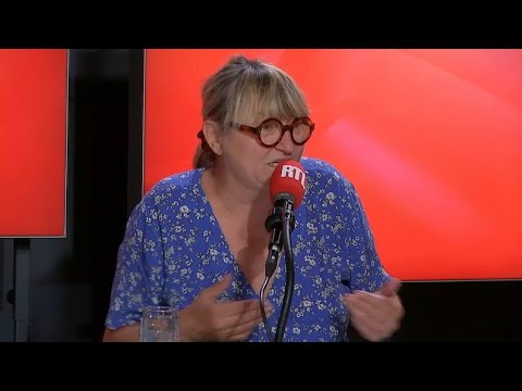 Christine Bravo tente de raconter une blague