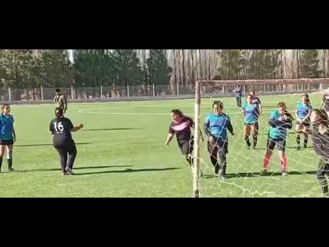 El fútbol femenino de Paso Aguerre inauguró su cancha de césped sintético. ¡Felicitaciones!