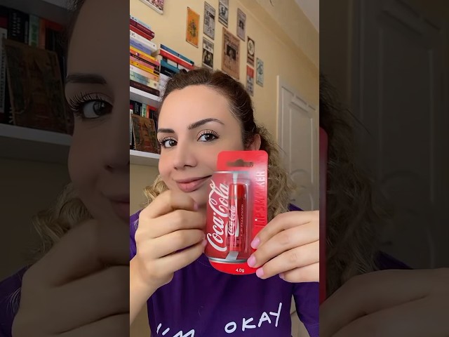 Vídeo relacionado con Lip Smacker Coca-Cola, Bálsamo Labial para Niños con Sabor Original Coca-Cola Transparente e Hidratante