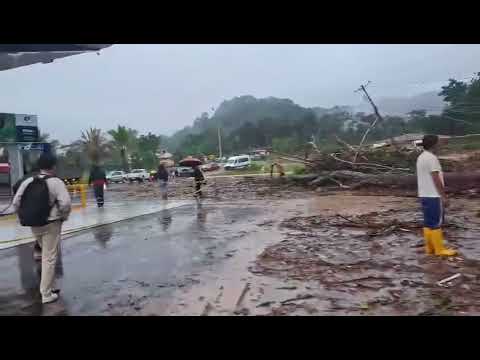 #URGENTE  En #ZamoraChinchipe,un fuerte deslave se registró en la localidad de #Chimbutza, #Yantzaza
