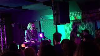 VÉRITÉ - Somewhere in Between