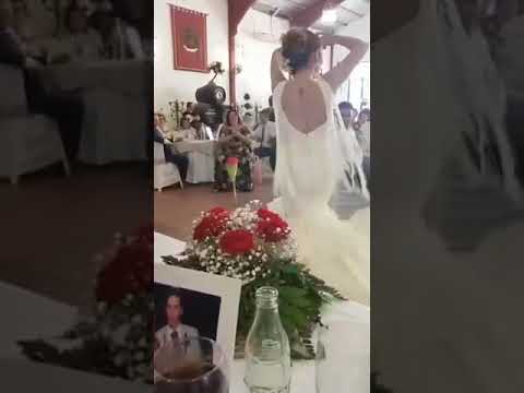 Al fin llego el dia- novia sorprende a su familia con unas sevillanas de paco candela