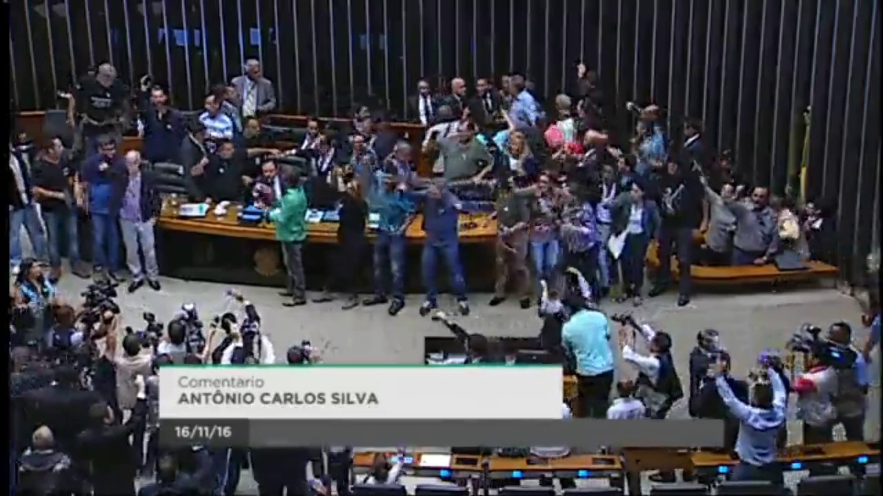 Manifestantes invadem o plenário da Câmara dos Deputados
