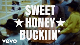 Kadr z teledysku SWEET ★ HONEY ★ BUCKIIN