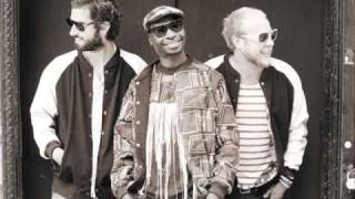 The Very Best - Angonde (feat. Mo Laudi) (Remix).wmv