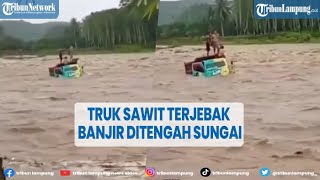 Download lagu Viral Sebuah Truk Pengangkut Sawit Terjebak Banjir di Tengah Sungai @TRIBUNLAMPUNGNEWSVIDEO mp3