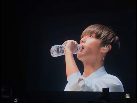 180713 Wanna One in SG concert- jihoon jinyoung cutely drink water WinkDeep: So SYIOK!