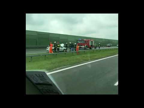 Auto osobowe uderzyło w barierę na S17