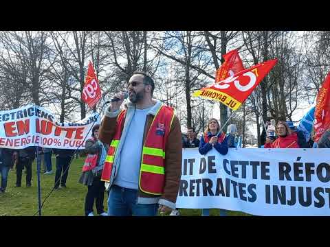 Un représentant FNME CGT revendique une coupure d'électricité à la mairie de Bayonne le 15 mars