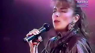 En El Medio De Los Dos Lyrics English Translation