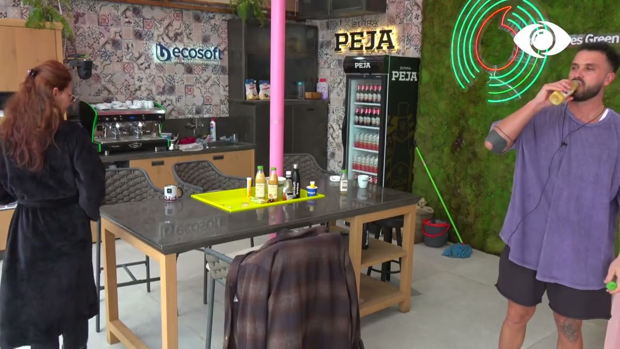 Ermiona dhe Shpati zgjohen dhe pijnë kafe