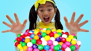 Emma Pretend Play with Colorful Gumball Machine an