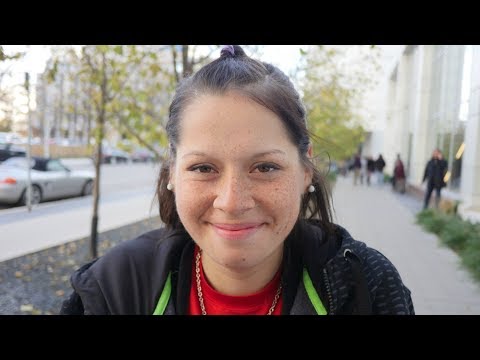 凱蒂是一個年輕的無家可歸的女孩，睡在加拿大溫尼伯的外面。 (Katie is a young homeless girl sleeping outside in Winnipeg, Canada.)