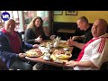 Ajax-fan nog niet helemaal wakker tijdens ontbijt: ''Is dit al m'n tweede wedstrijd in Italië?''