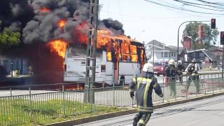 preview picture of video 'INCENDIO DE MICROBUS , AVENIDA PRESIDENTE IBAÑEZ, PUERTO MONTT'