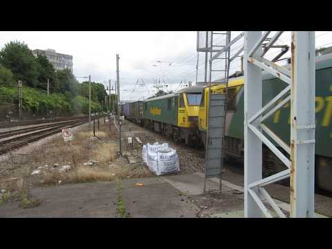 Freightliner 90045 & 90016 - 4S44 Intermodal, Preston 29/08/17.