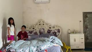 Azki merapikan tempat tidur 