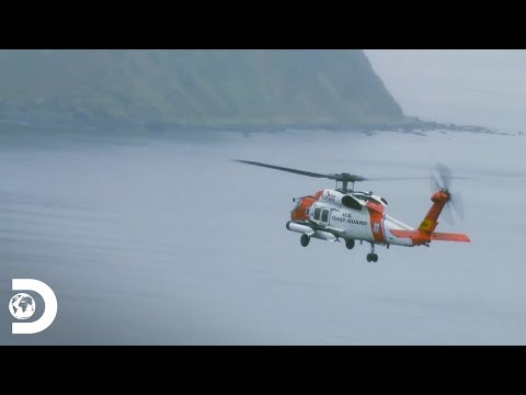 El impresionante rescate de los tripulantes de un barco pesquero | Pesca Mortal | Discovery