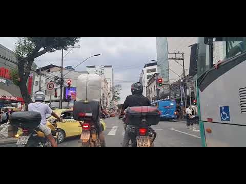 Passeio de carro ao entardecer pelas ruas da cidade
