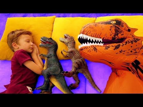 Сонный Лёва весело укладывает спать динозавров, играет с ними и катается на машине с Папой и Дино