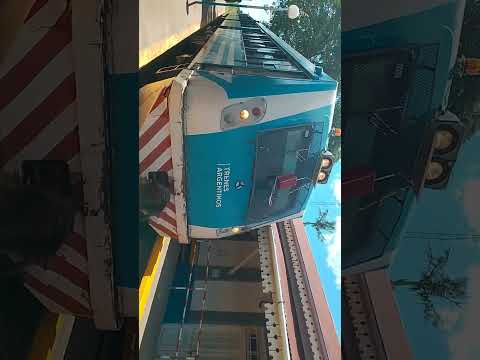 Servicios de trenes saliendo de estación Fontana Chaco