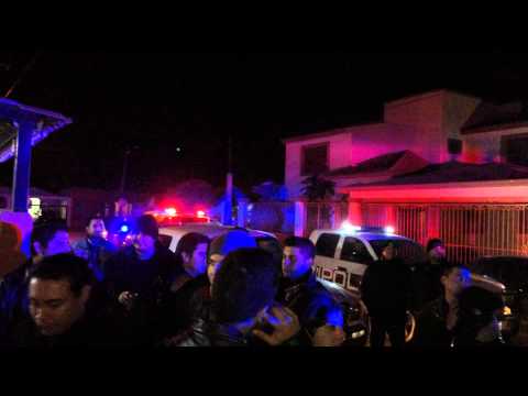 Llegan policias a interrumpir canción de Khafra 20140112