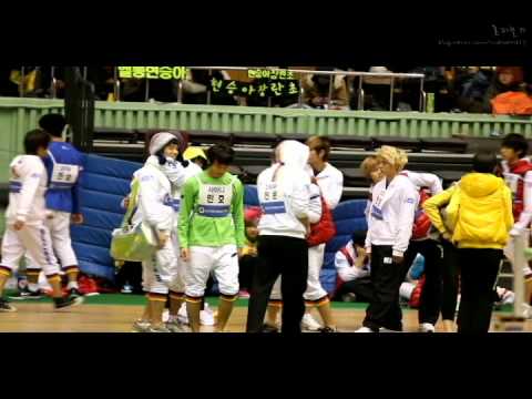 [Fancam] 110123 Key cheering & wiping Minho's Face