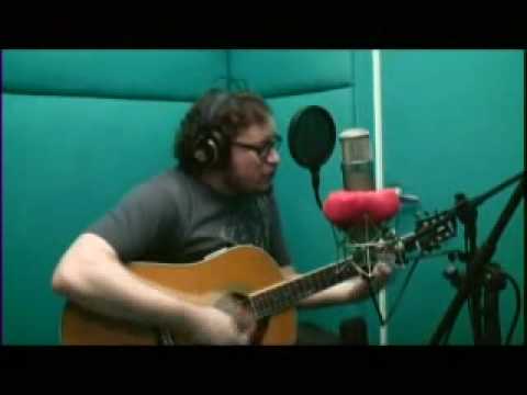 Leon Polar cantando "Déjalo" acústico desde su estudio
