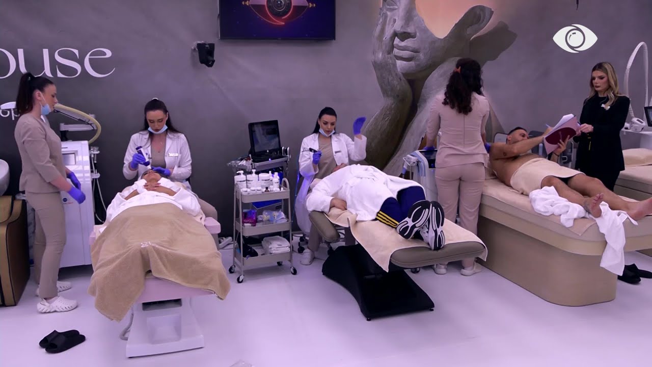 Momente relaksuese/ Banorët duke bërë trajtime për fytyrën dhe trupin