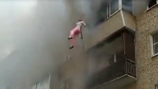 Смотреть онлайн Люди из-за пожара выпрыгивают с балкона