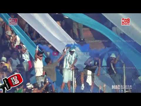 "Recibimiento de los hinchas de Blooming en Montero" Barra: Los Chiflados &bull; Club: Blooming