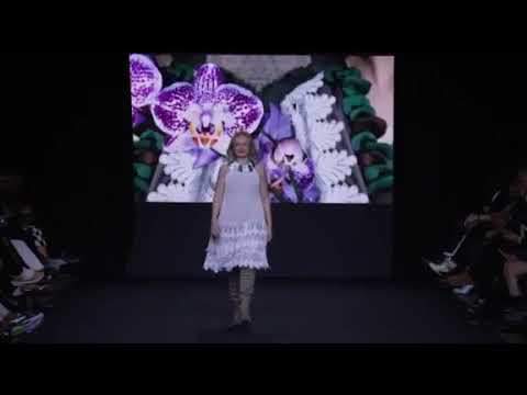 Показ коллекции бренда эксклюзивной одежды KGB в Париже, в Carrausel du Louvre 1. 10. 2022