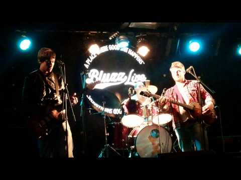 Interprete Desconocido - en vivo Bluzz live montevideo- video 2