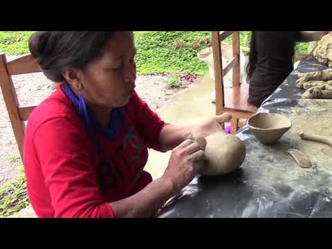 Dagua sisters and American students prepare pottery
