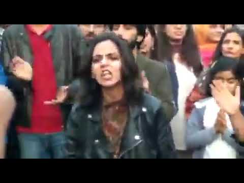 sarfaroshi ki tamanna ab hamare dil mein hai dekhna hai zor kitnā baazu-e-qatil mein hai