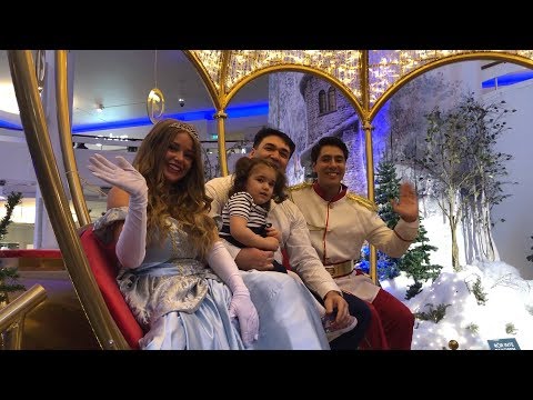CHRISTMAS 2019 ! Elsa and Dad in the city. (Princesses In Real Life)