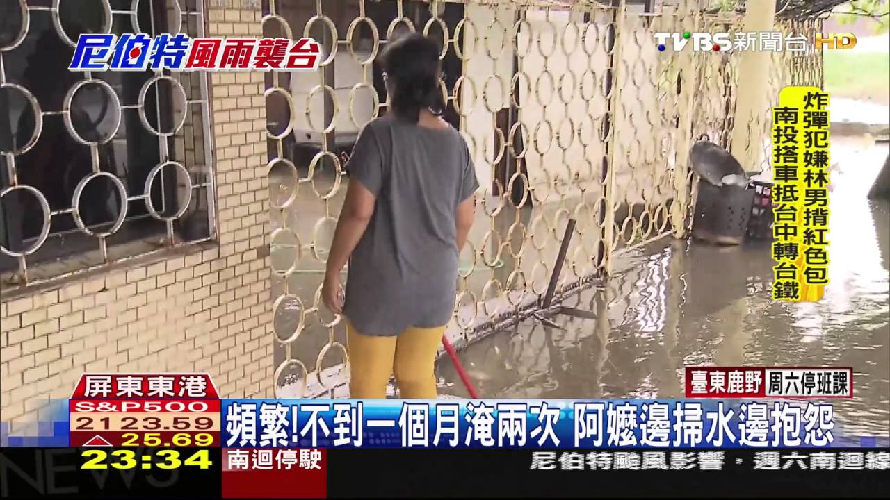 心酸!淹水及膝忙清理 居民腳泡水吃粽子