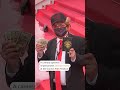 Camera operator dons Trump outfit on Cannes red carpet - Video
