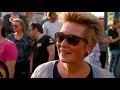 De sfeer zit er goed in in Son waar de rally start