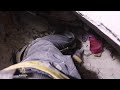 Sirijski Volonteri Golim Rukama Kopaju Ruševine I Traže Preživjele