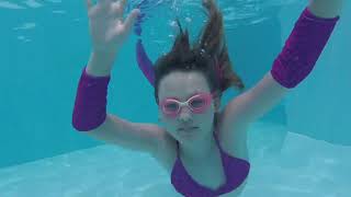 Меджик Полли плавает в бассейне в хвосте русалки Люкс